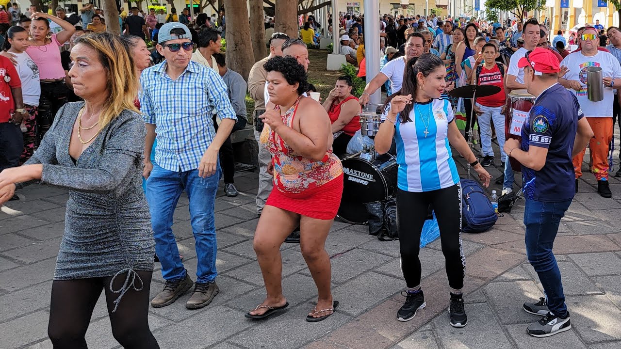 DESDE LA PLAZA LIBERTAD EN VIVO EN EL DOMINGO DE RUMBA CON JONA SV CHELEEE😱