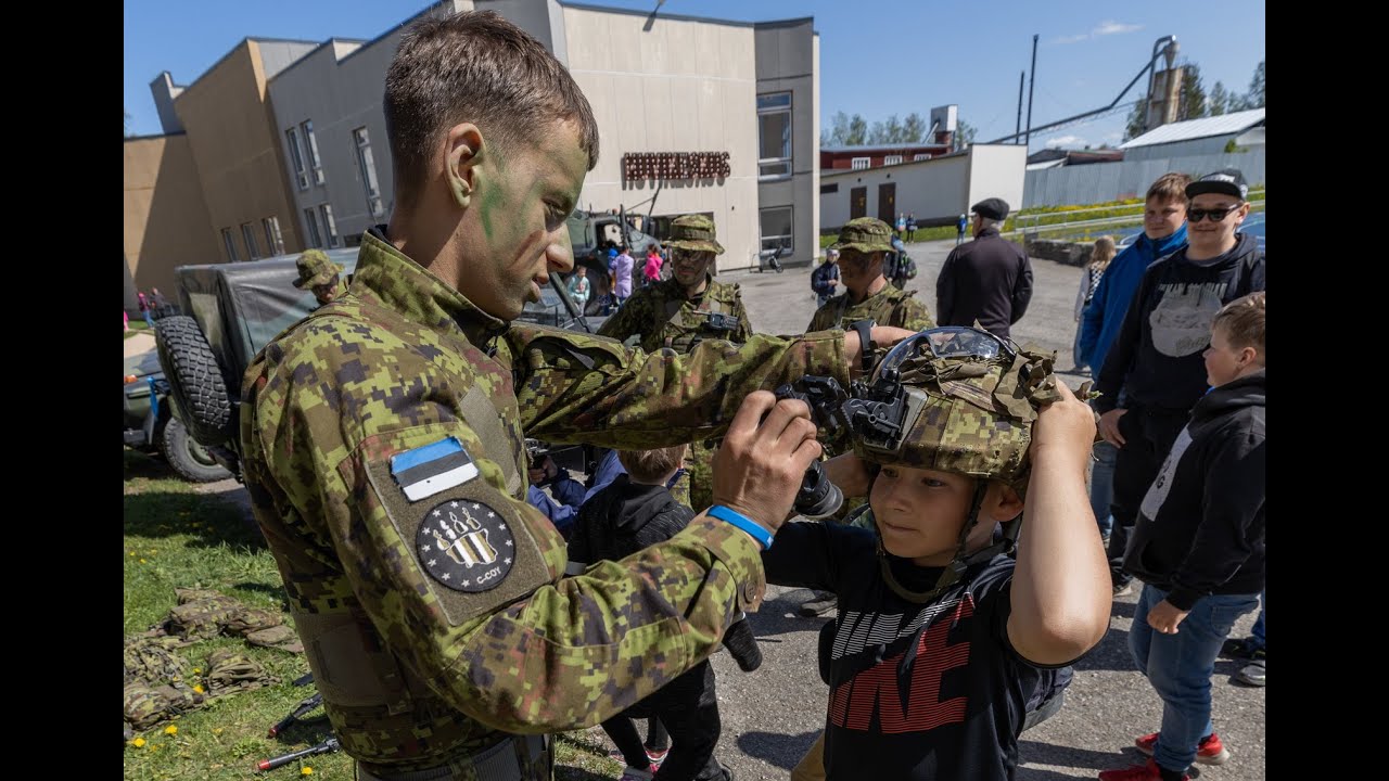 Kalevi jalaväepataljon Kadrinas varustust ja tehnikat tutvustamas