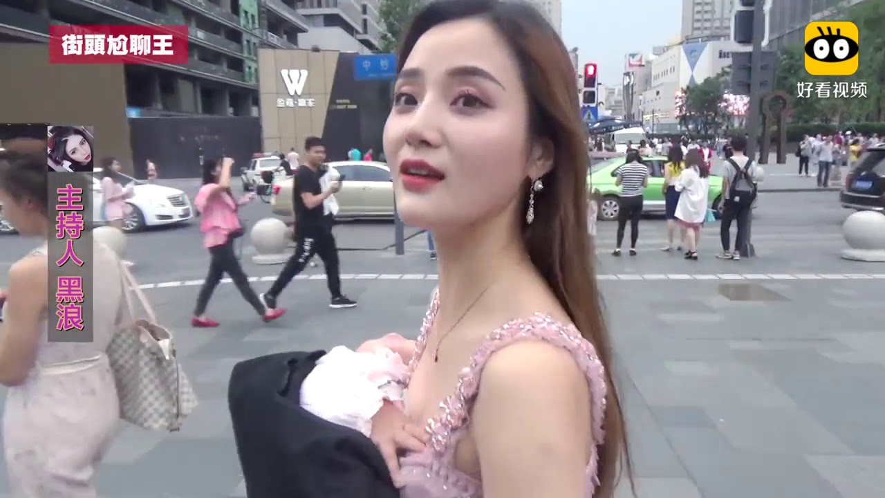 街头尬聊王：街头尬聊90后美女辣妈，虽然累但很幸福！