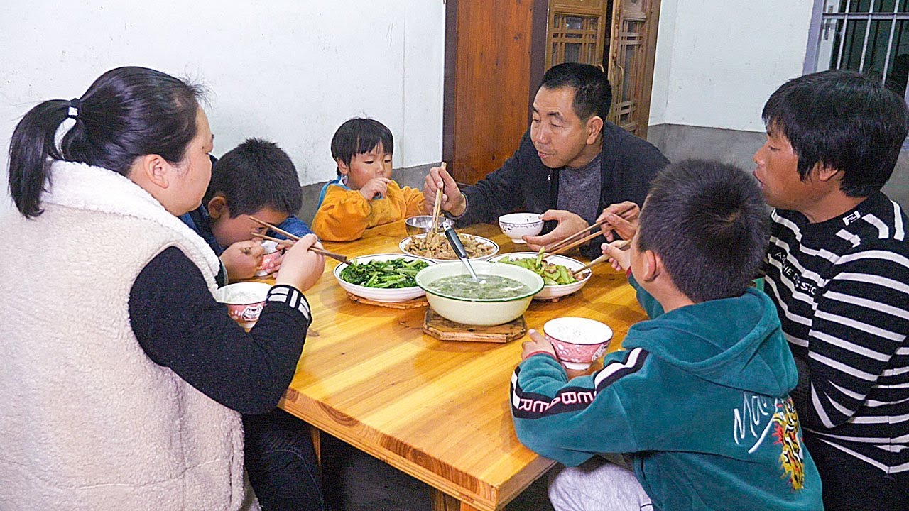 媳婦用菜心炒肉，配米飯吃真不錯，兒子吃得狼吞虎嚥 | Sauteed meat with vegetable heart, nice with rice