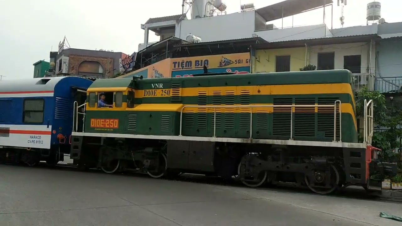 (Tàu Tết Bính Ngọ 2026) D10E 250 kéo tàu SE61 vào ga Gò Vấp tránh tàu SE13 và SE12 (7:26)