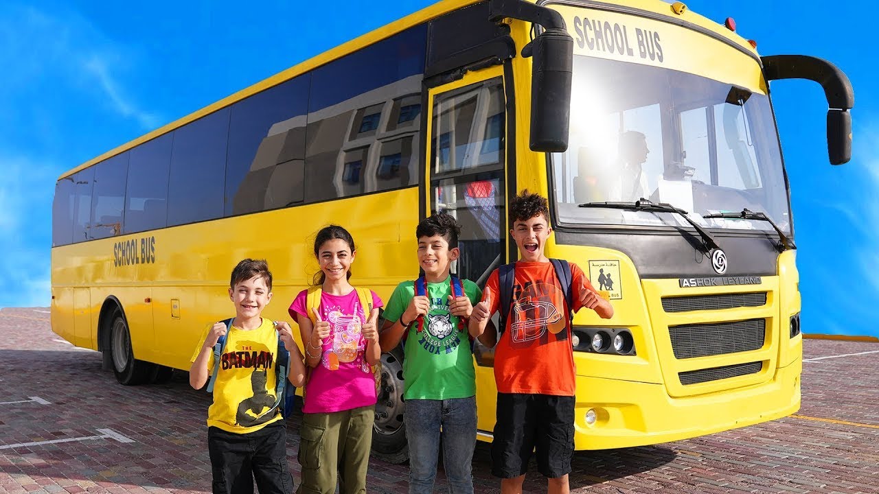 Jason insegna le regole di sicurezza sullo scuolabus con gli amici🌈Storie per bambini | Jason Vlogs