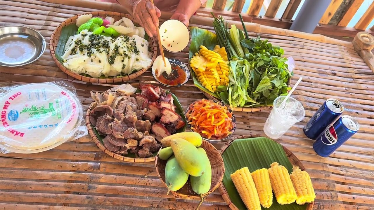 Mùng hai Tết ăn thịt quay bánh hỏi thịt heo luộc bánh tráng 
