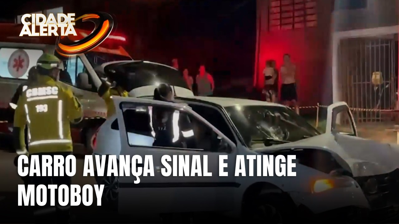 Carro avança sinal e atinge motoboy na Beira-Mar Norte