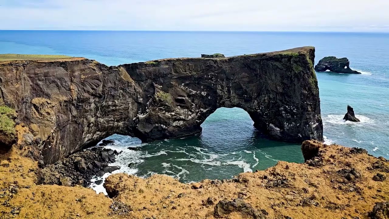 Dyrh&oacute;laey &ndash; Iceland&rsquo;s Most Dramatic Coastline 🌊