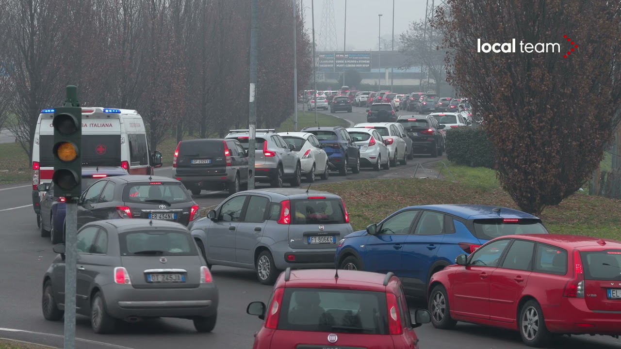 Monza, coda record per i tamponi: caos di auto in fila per almeno 4 km