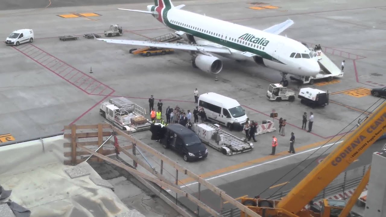 Bologna, l'arrivo della salma di Alice Gruppioni all'aeroporto