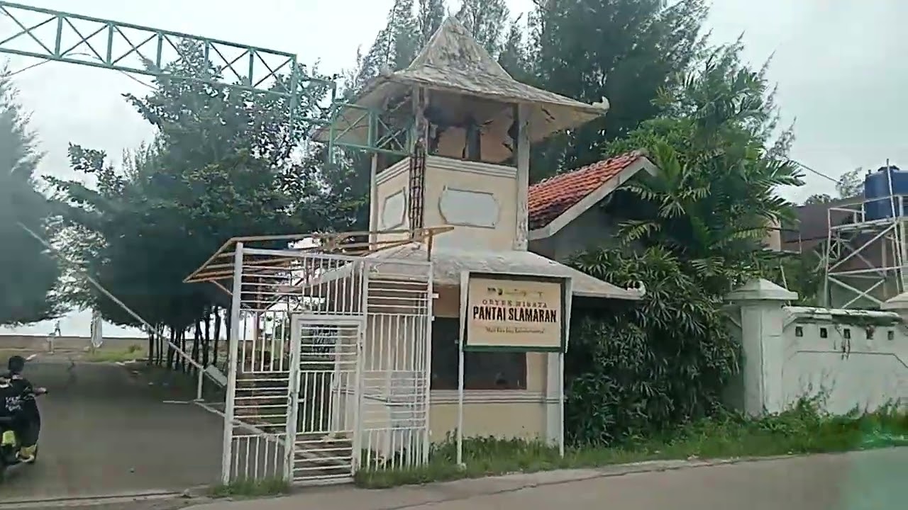 Jalan menuju PANTAI SLAMARAN 