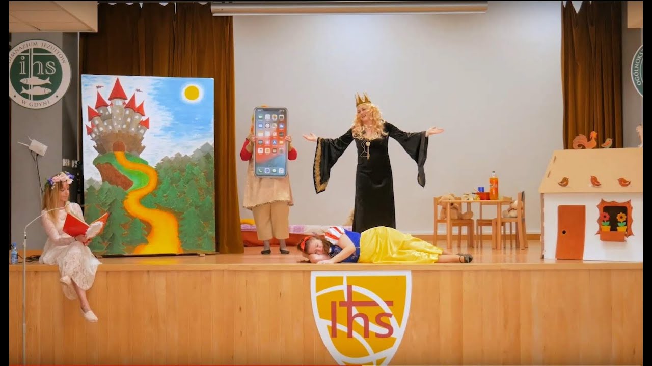 Przedstawienie z okazji Dnia Dziecka   Królewna Śnieżka  - nauczyciele ZSJ dzieciom