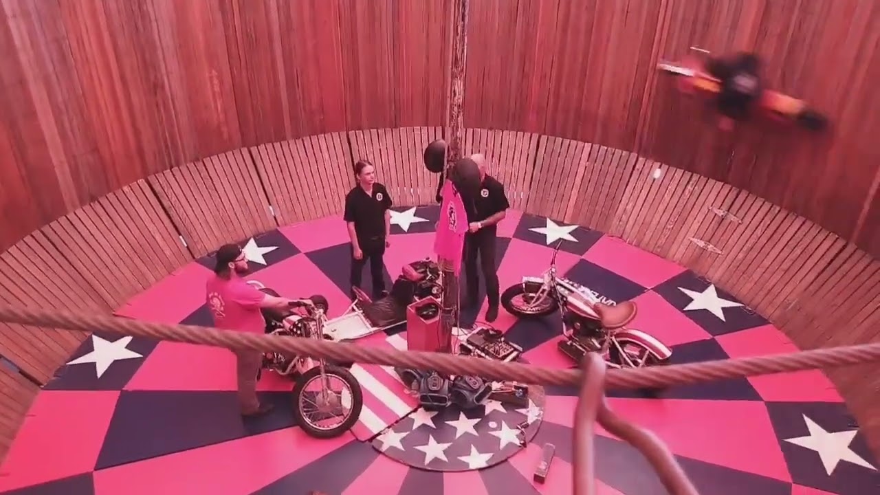 美国小镇一年一度庙会上的摩托车竞技表演，motorcycle acrobatics showing in the Florida fair 