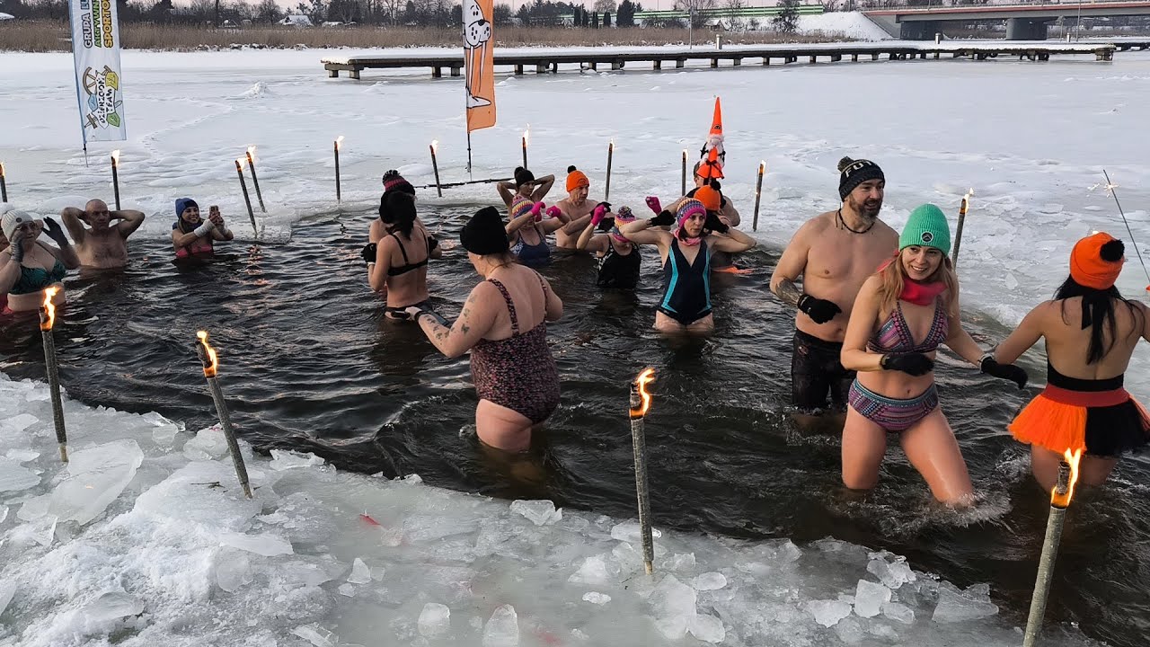 Malborskie Morsy ponownie dla WOŚP – lodowate serca nad Nogatem. Wideo i zdjęcia ❄️🏖️