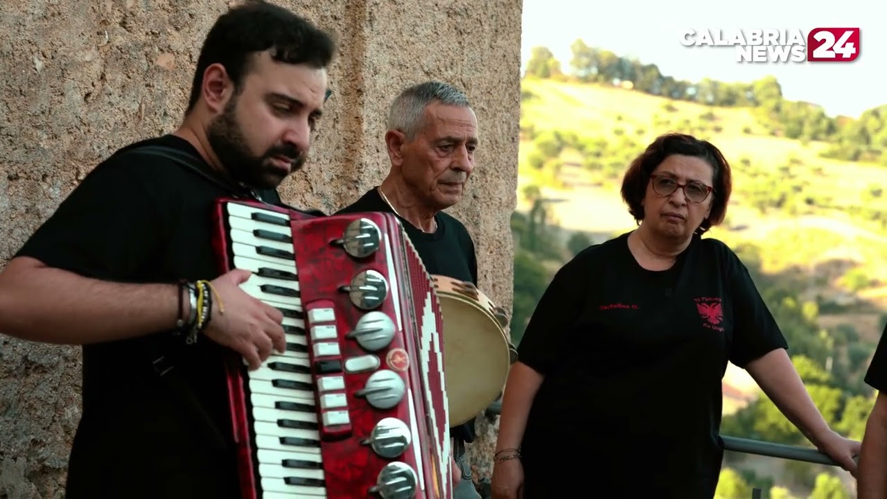LA MUSICA ARBËRESHE DI LUNGRO: Te Pjekurit ka Ungra - 