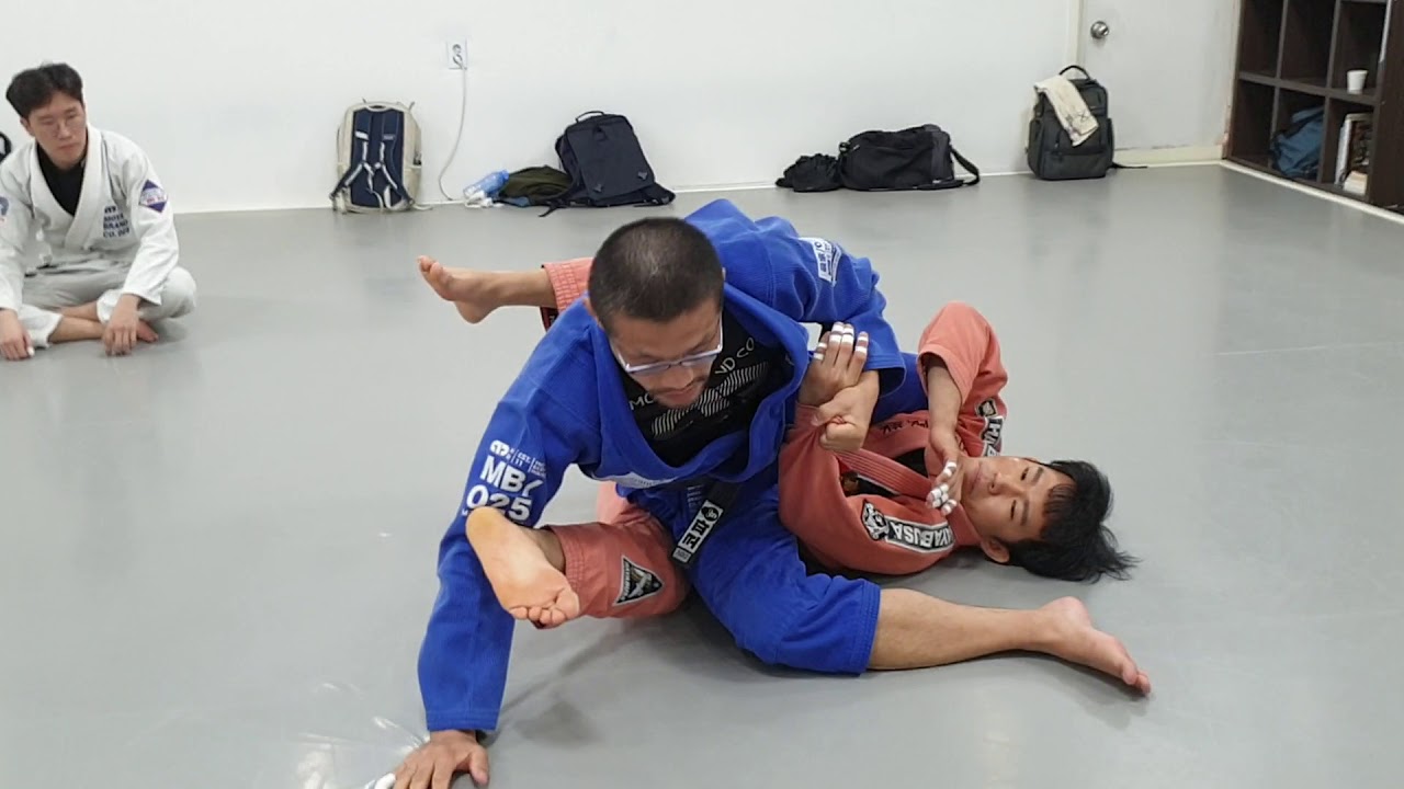 클로즈가드 스윕 - 상대가 일어났을 때 Closed Guard Sweep - When your opponent stands up (기술도움 : 이지호)