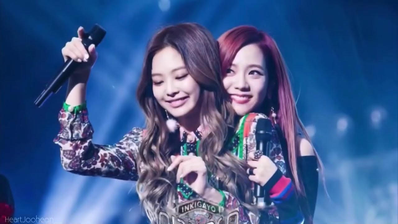 Jisoo being a mom for 12 minutes straight