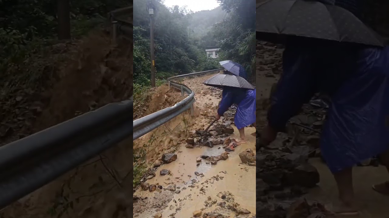Powerful Mudslide Floods a Mountain Road! Locals Rush to Save It from Being Washed Away #shorts