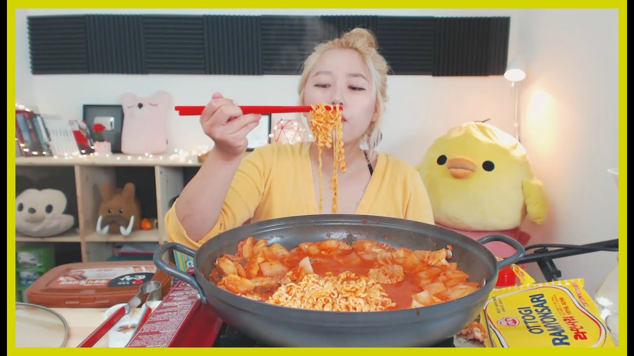 KIMCHI STEW with pork [돼지김치찌개] Mukbang | KEEMI