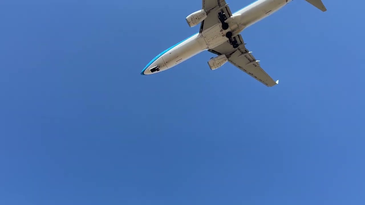 KLM B737 PH-BXE Landing LHBP 31R
