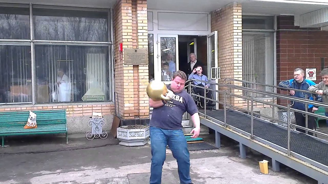 Александр Ивашкин поднял гирю Дикуля
