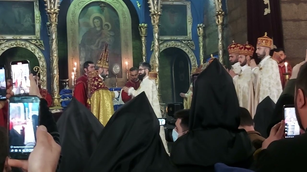 Օրհնեսցի, օծի և սրբեսցի ճակատը և ձեռքը քահանայիս։ Ամեն ալելույա։ Էջմիածնի Սուրբ Աստվածածին եկեղեցի։