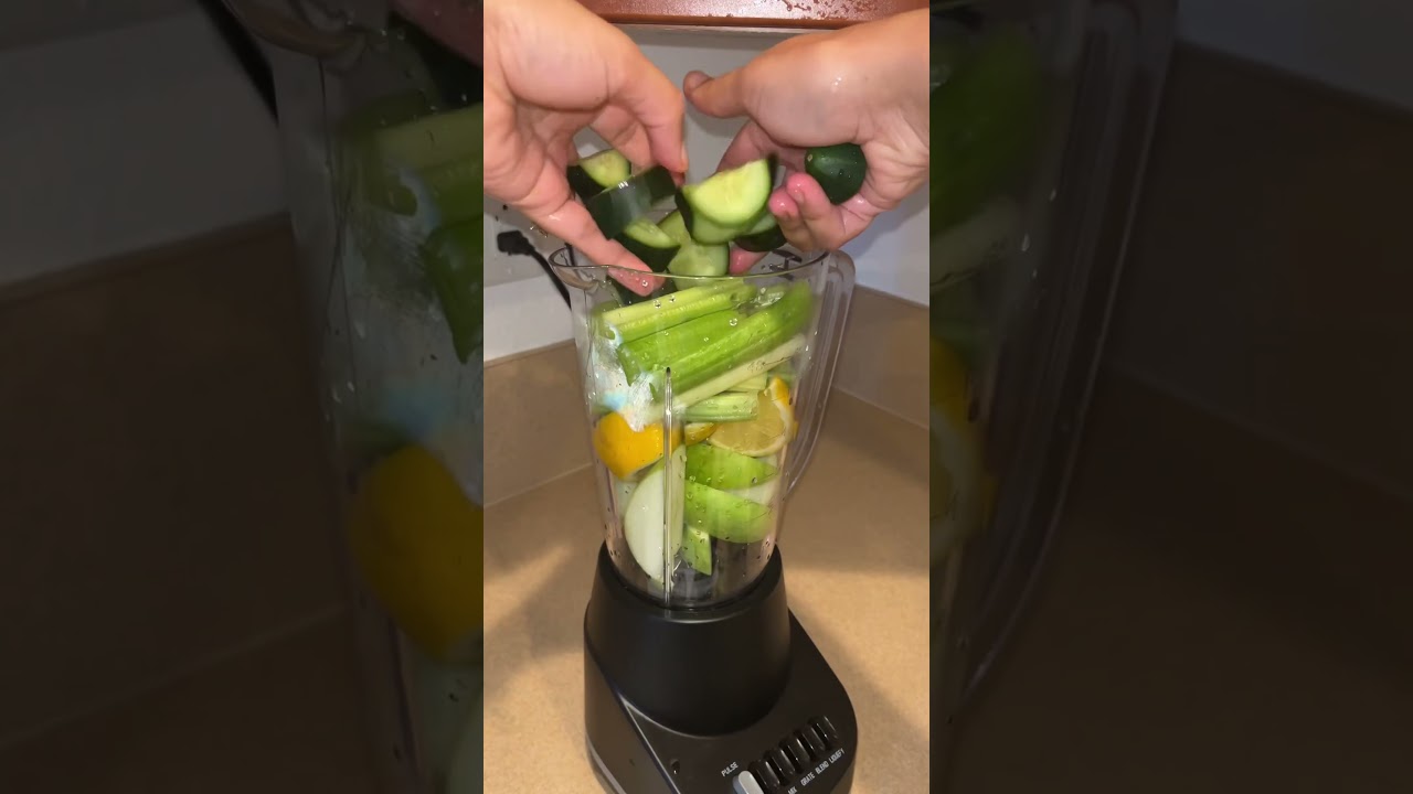 Green juice recipe : celery spinach green apple cucumber lemon and ginger