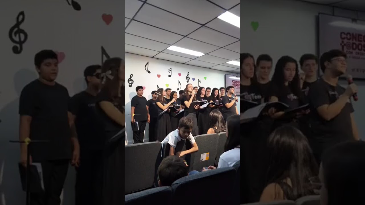 Ângelo Miguel cantando no Coral Teen 