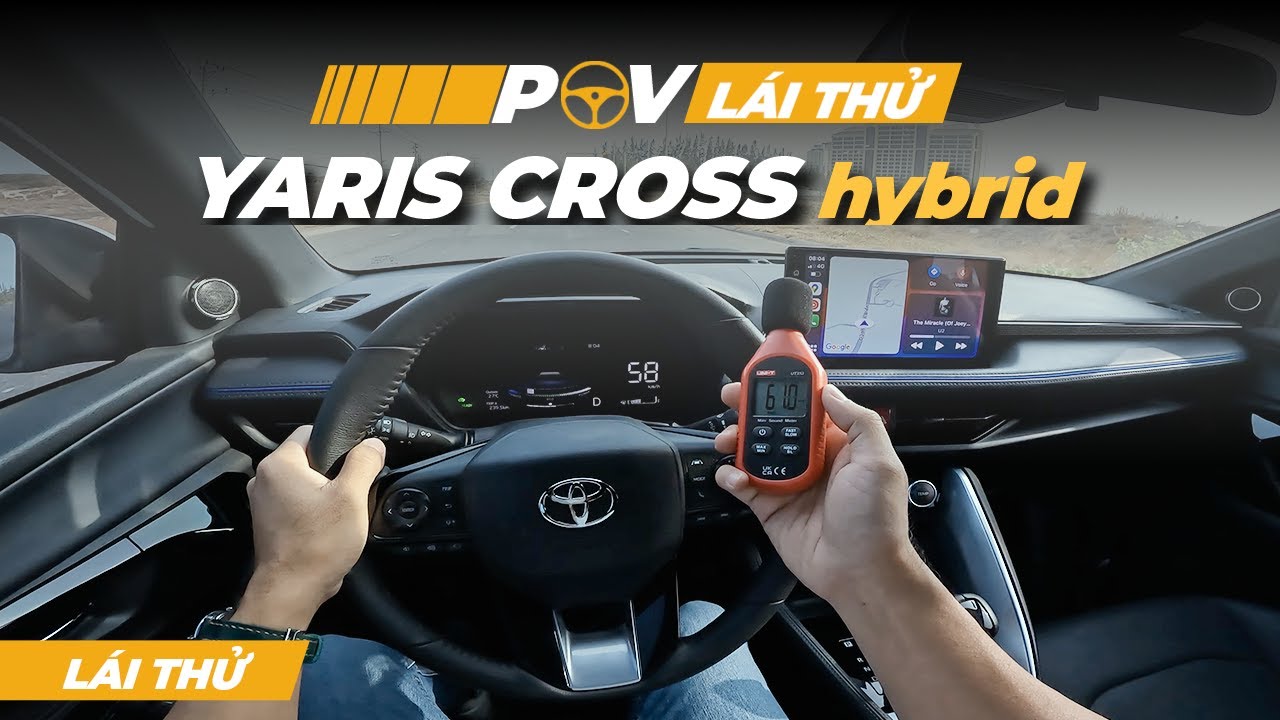 Lái thử Yaris Cross hybrid lăn bánh trên đường ven rừng.