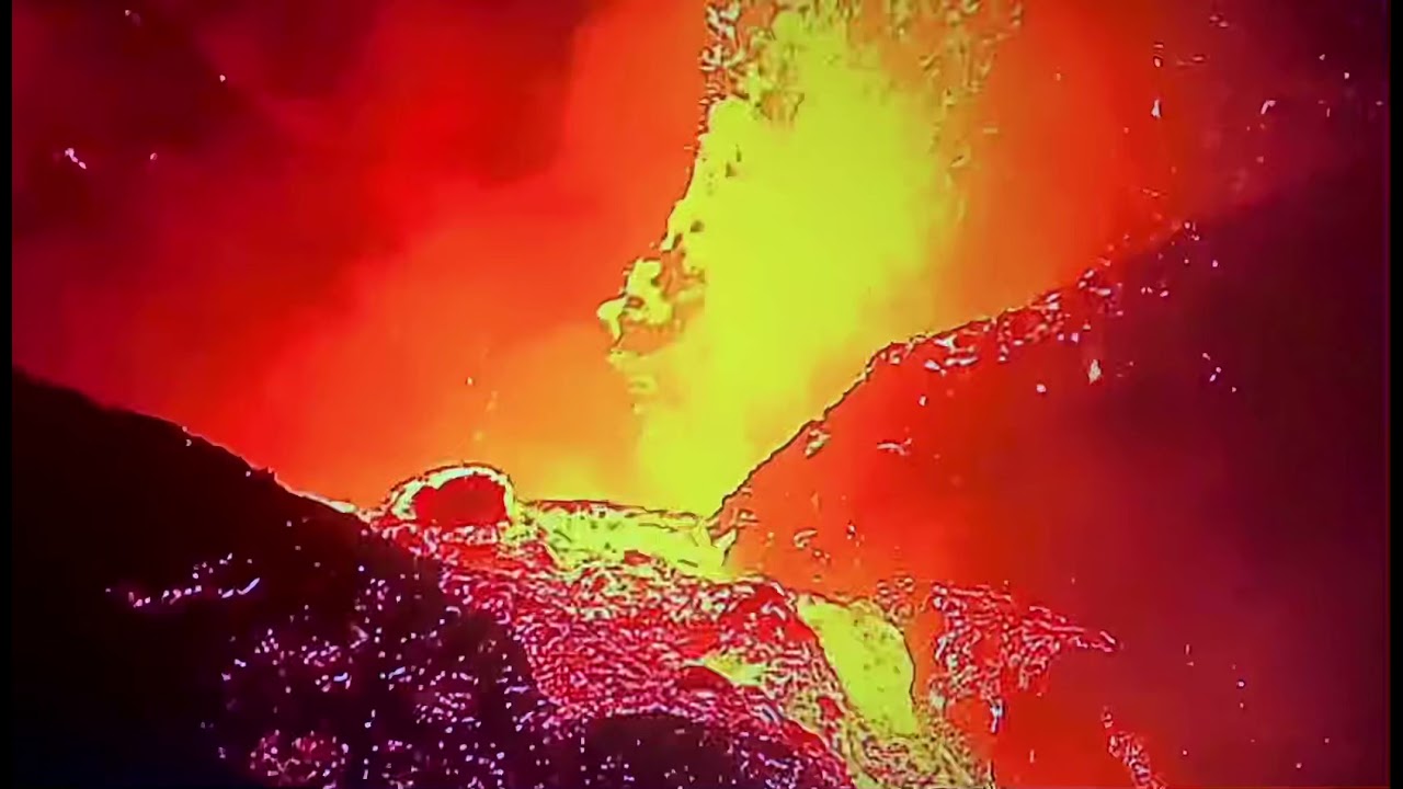 La Palma  🌋  New Exit Eruption&lsquo;s prod. liquid Lava pull out Big Rock&lsquo;s downhill 24.9.21 Timelapse
