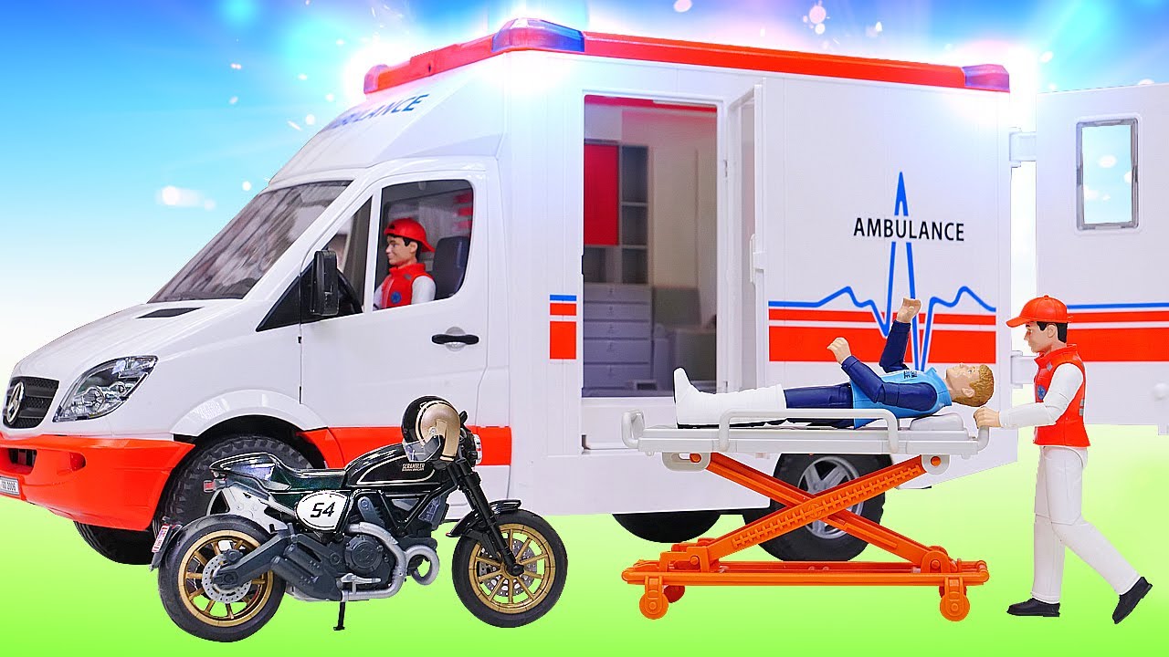 La ambulancia de juguete rescata a un ciclista. ¡Oh, se dañó! Juegos de reparar carros