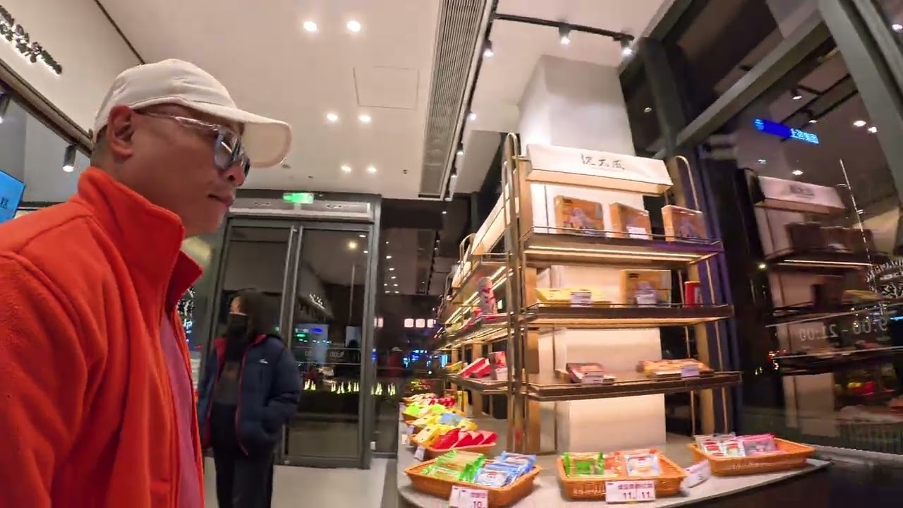 夜游徐汇区的一个人少的购物中心.  