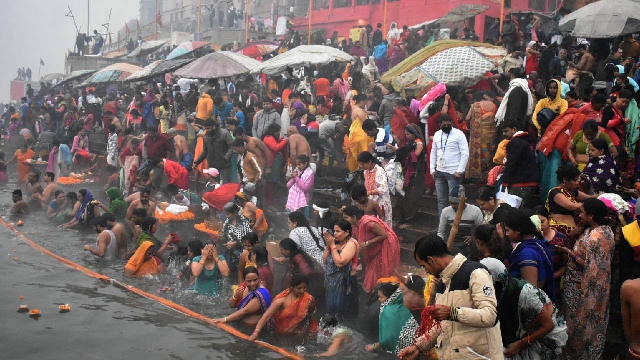 मकर संक्रांति‍ 2021 : ठंड पर भारी पड़ी आस्‍था, वाराणसी में गंगातट पर दि‍खा ऐसा नजारा