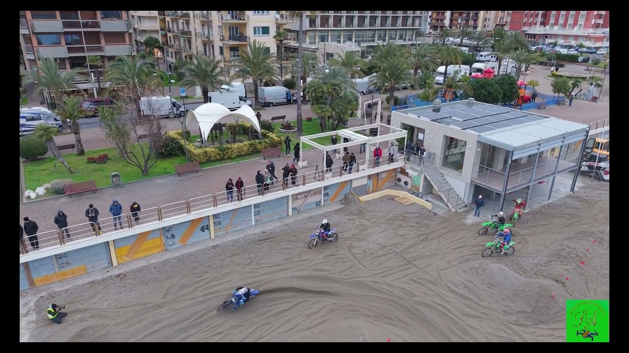 pietra ligure moto cross sulla spiaggia