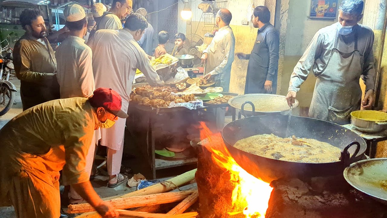 Fish Fry and Chicken Roast - Gohar Pakora Farosh, Murshidabad Street Food  Peshawar | Aloo Pakora