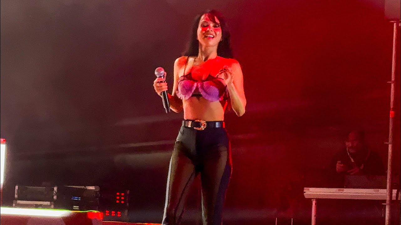 INNA - Cola Song (live from the Echoes Tour, Budapest, 2025)