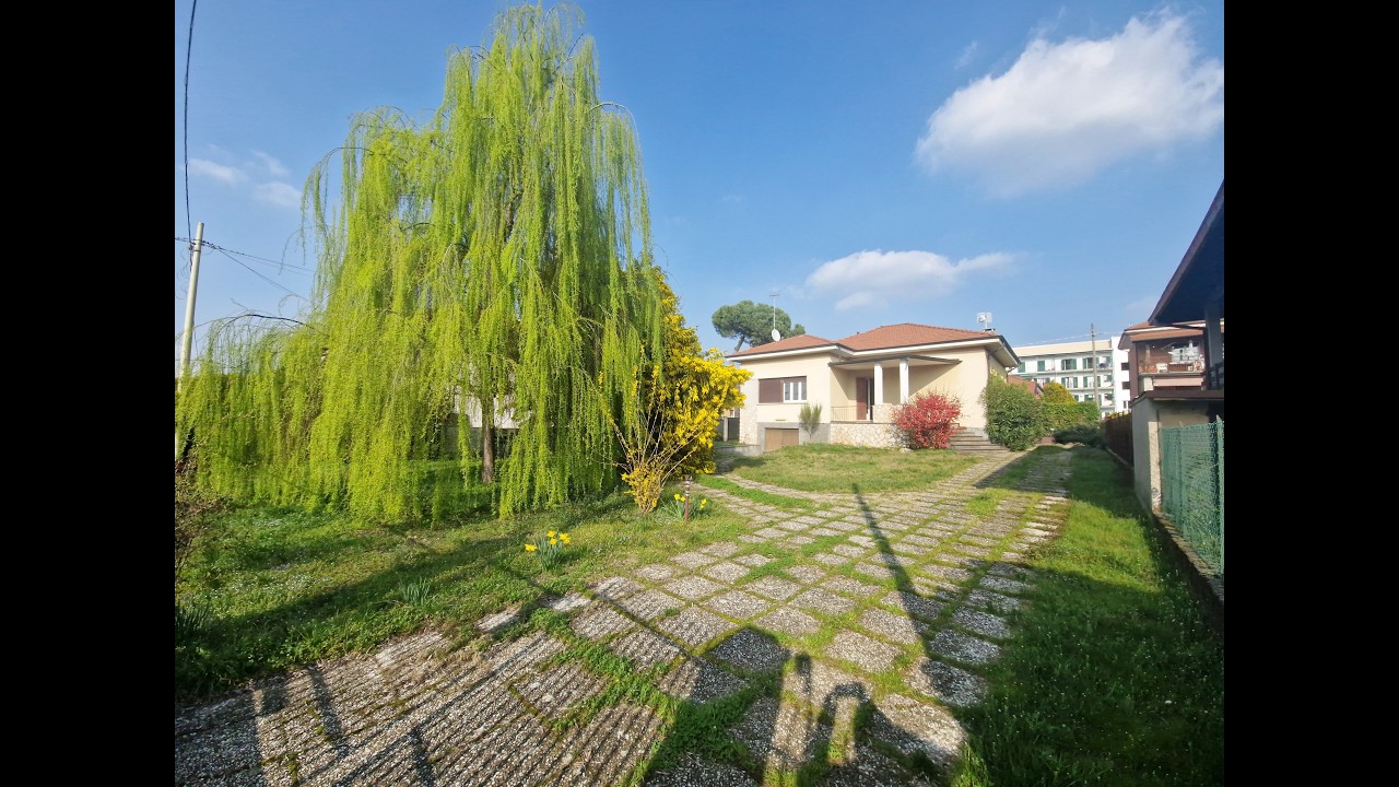 Villa indipendente con ampio giardino in vendita a Varano Borghi
