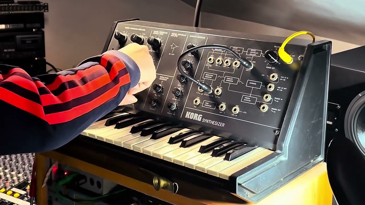 KORG MS10 Analog Bass Synth Mono . playing around only sound no speech no beats