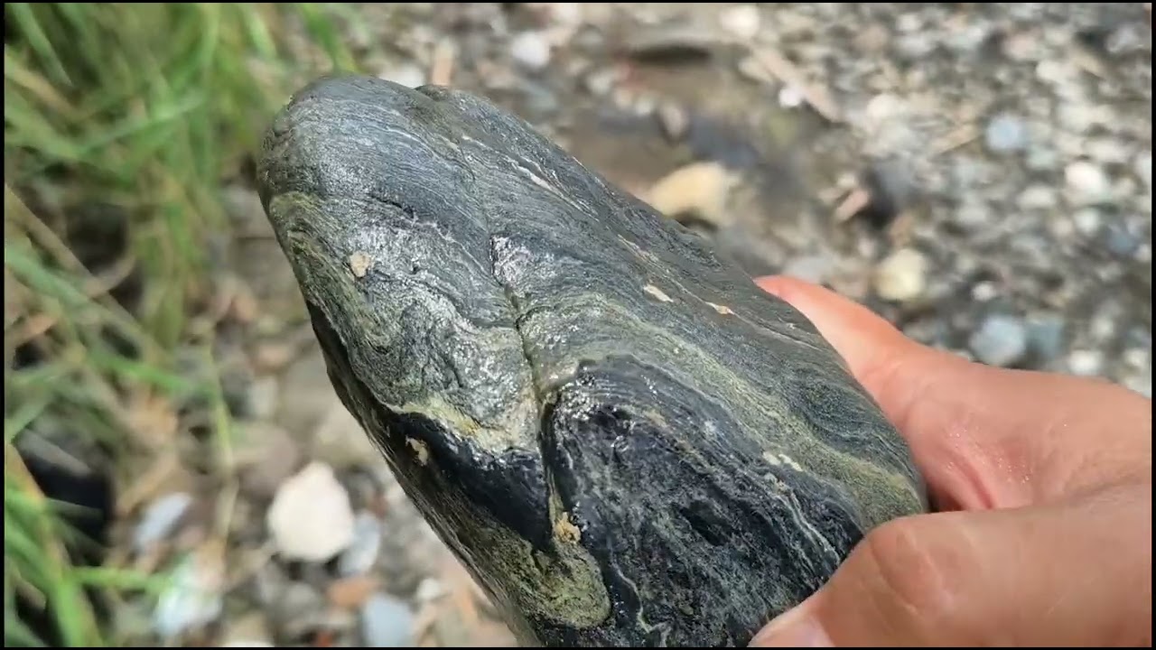Uh ... Batu alami berserat pamor junjung drajat