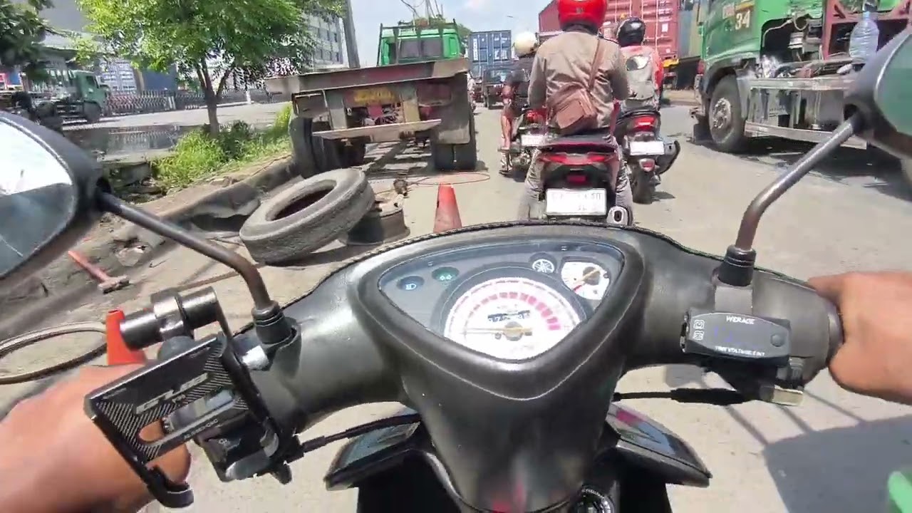 Mengatasi kemacetan jalur tengkorak Jl Margomulyo - Jl greges Surabaya. . . 