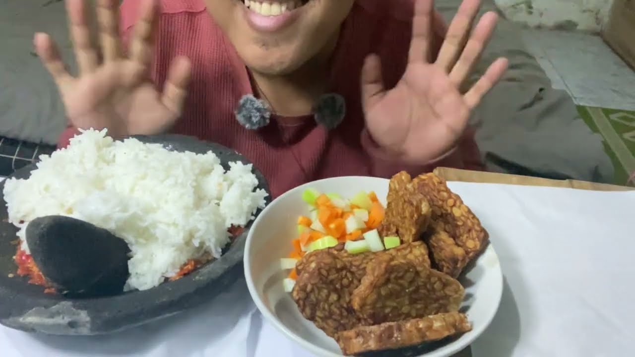 ASMR MUKBANG | Nasi Sambel Cobek Dengan Tempe dan Acar Sudah Membuatku Menari Bahagia