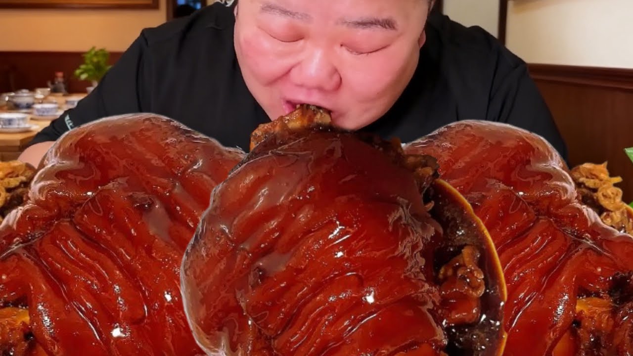 【大胃王挑戰】挑戰吃徐州特色冰糖肘子！一整個比臉還大軟糯脫骨入口即化！直接抱著啃滿嘴流油｜Food Challenge