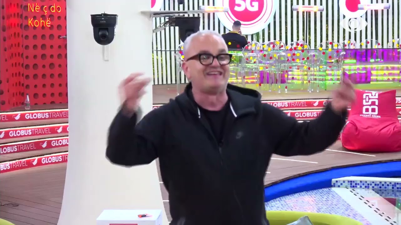 “E ka Juela belin e hollë”/ Banorët këndojnë në oborr