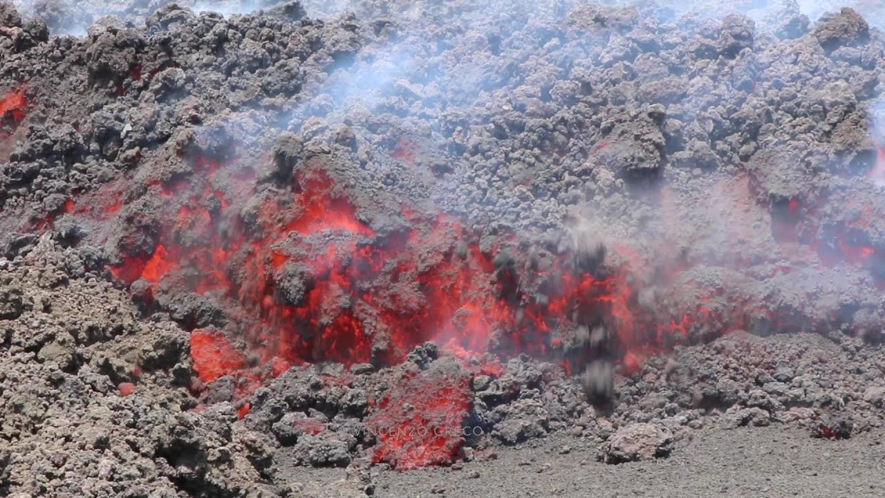 Colata lavica attiva sull'Etna la mattina del 2 Giugno 2021