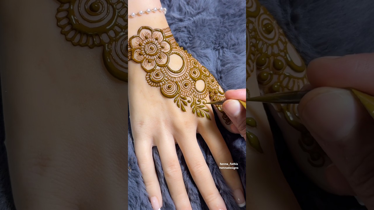 Cute Backhand Mehndi 