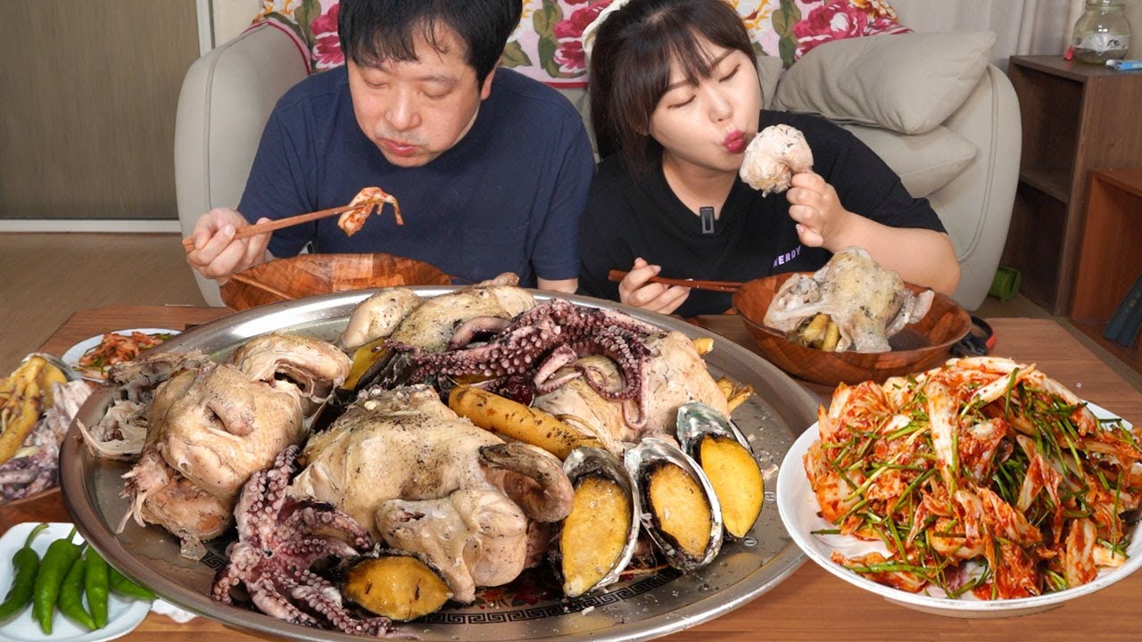 Куриное рагу по-корейски с женьшенем, самгетан🍗 которое свекровь приготовила для нас в большом котле
