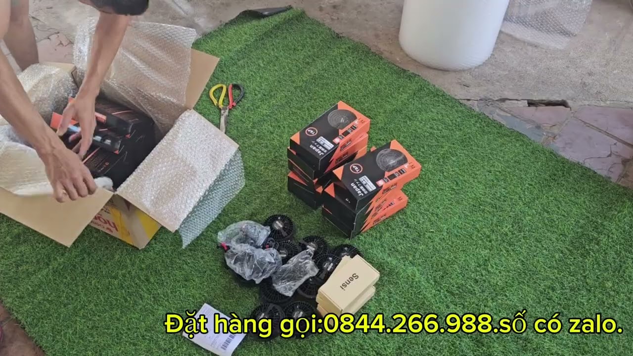 Đơn hàng đóng gói gửi bác khách mua quạt pin áo điều hòa mùa hè cho công nhân lao động.