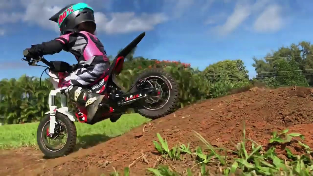 3 year old girl Hili on OSET electric dirt bike ripping up her backyard track