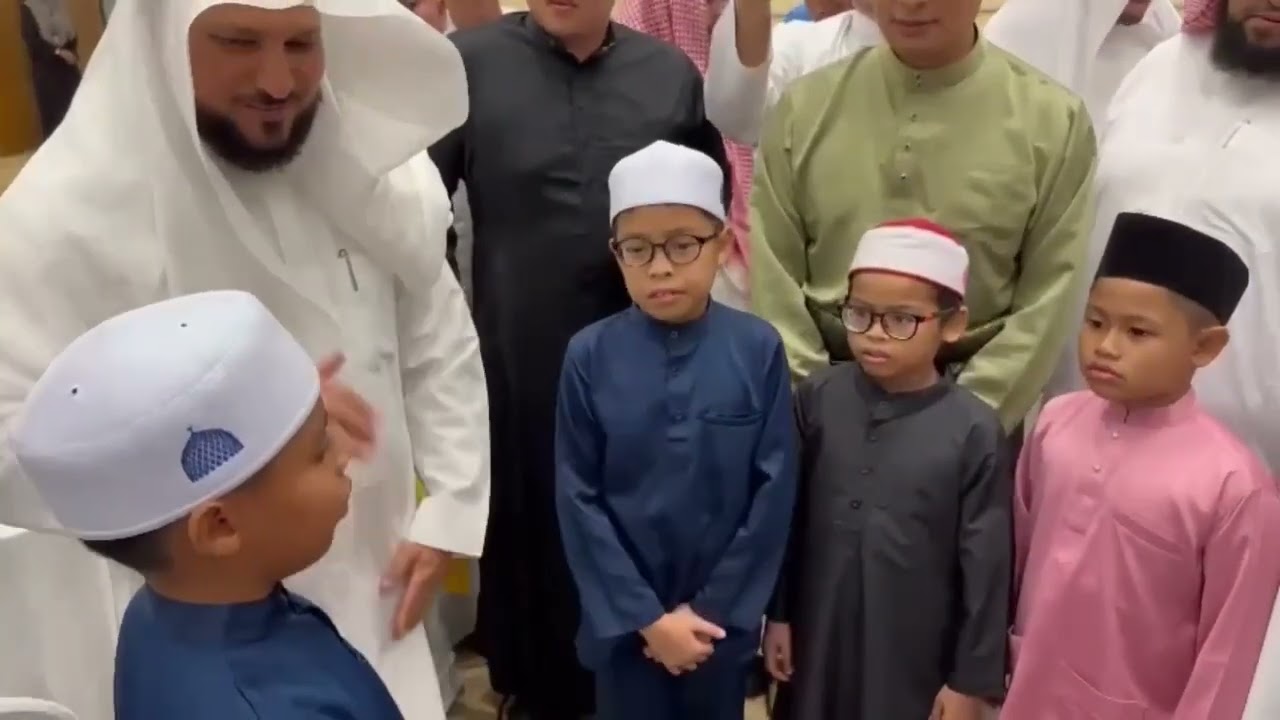 ماهر المعيقلي يقبل رأس طفل ماليزي لما استوقفه ليسمعه موهبته في تقليد صوته اثناء زيارته لماليزيا 2024