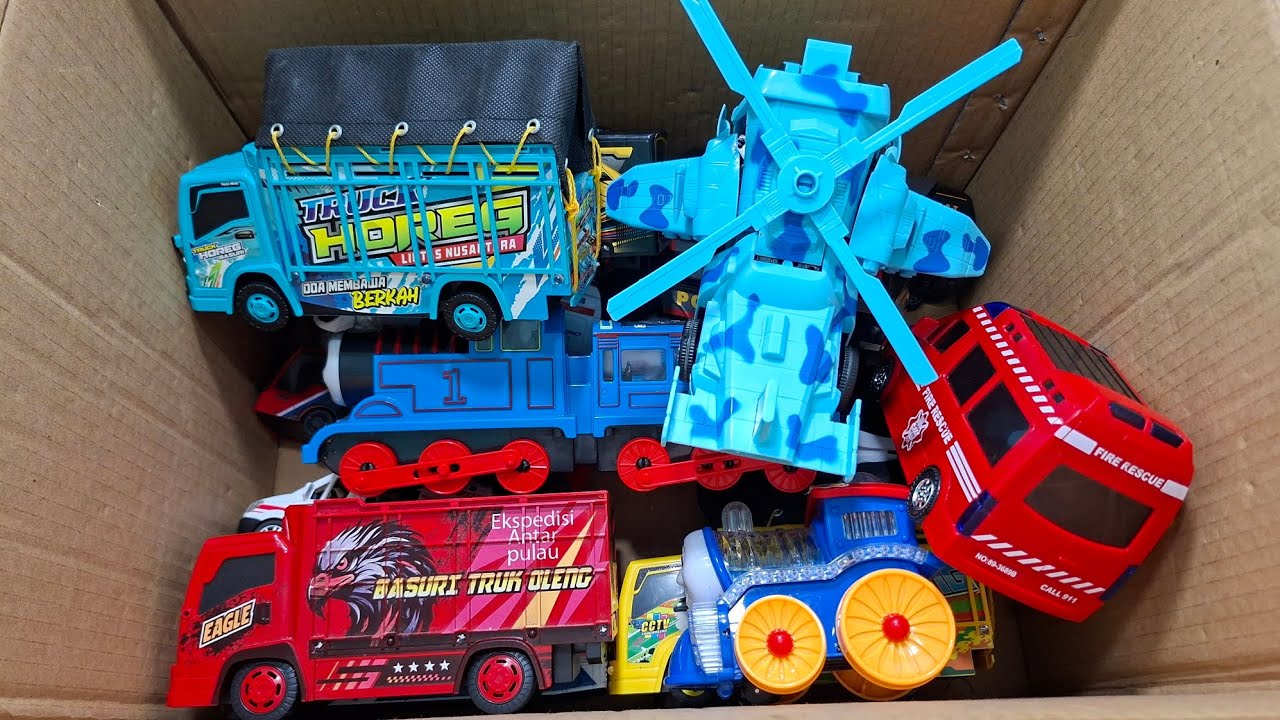 Unboxing Truk Oleng, Bus Telolet, Kereta Api Thomas, Mobil Polisi, Helikopter part 124