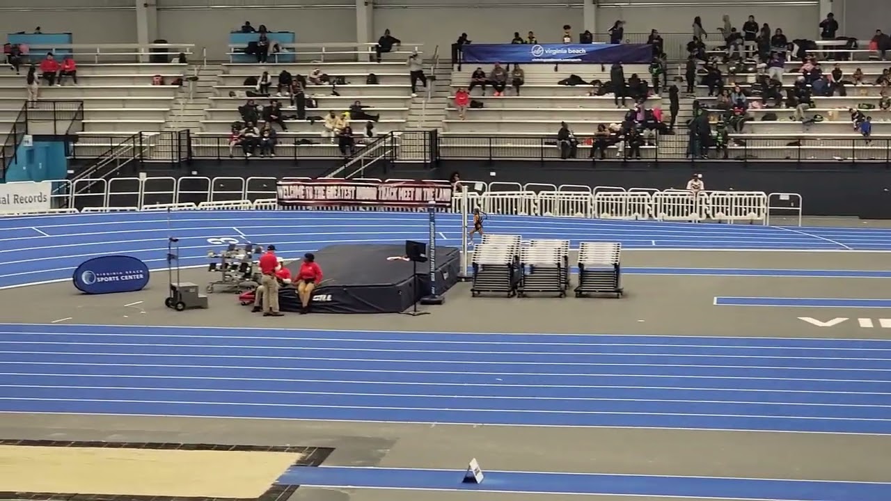 4x200 relay Aaliyah lane 3 Jan 18