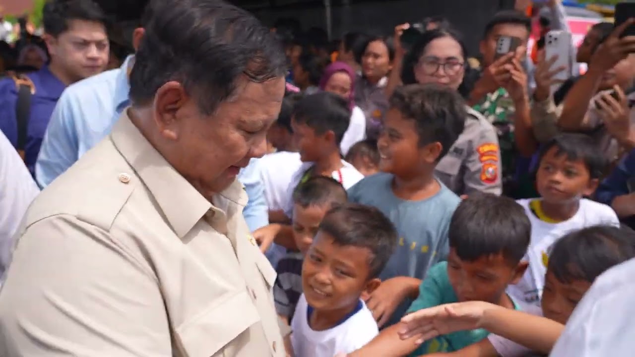 Presiden Prabowo Tinjau Korban Terdampak Bencana Banjir di Posko Pengungsian MAN 1 Langkat