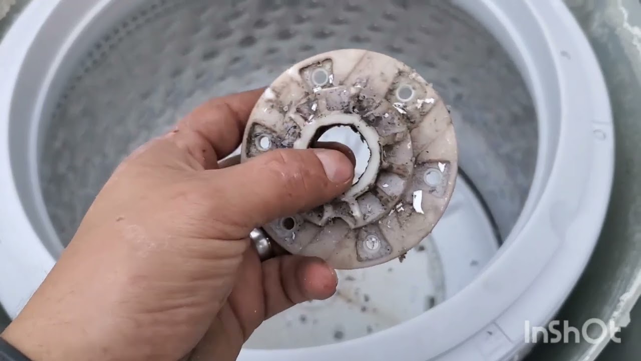 LAVADORA MAYTAG   tira agua  por la parte de ABAJO